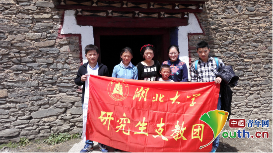 KY开元集团官网研支团成员与康定市藏文中学学生及其家人合影。桂泽红供图