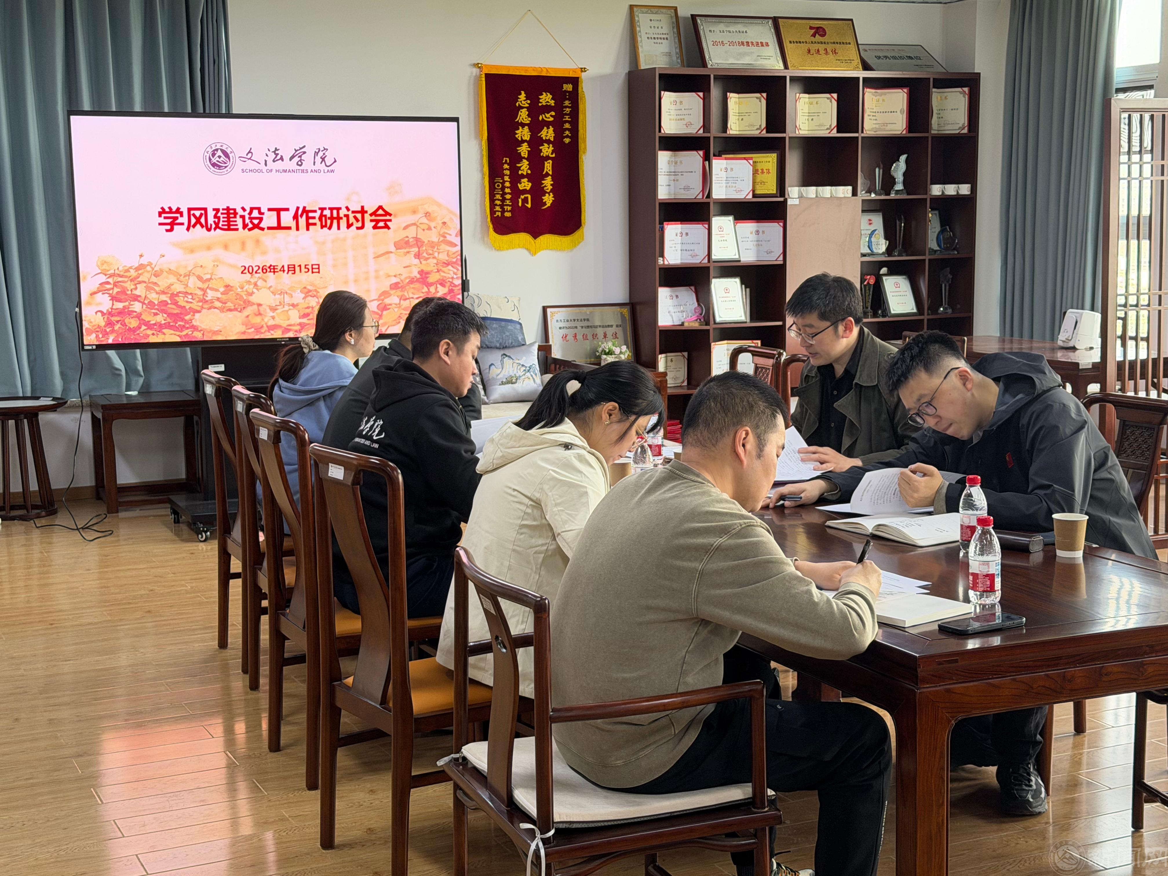 座谈1.jpg 座谈1.jpg