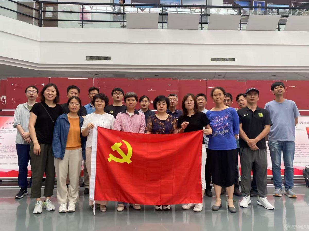 教师参观合影.jpg