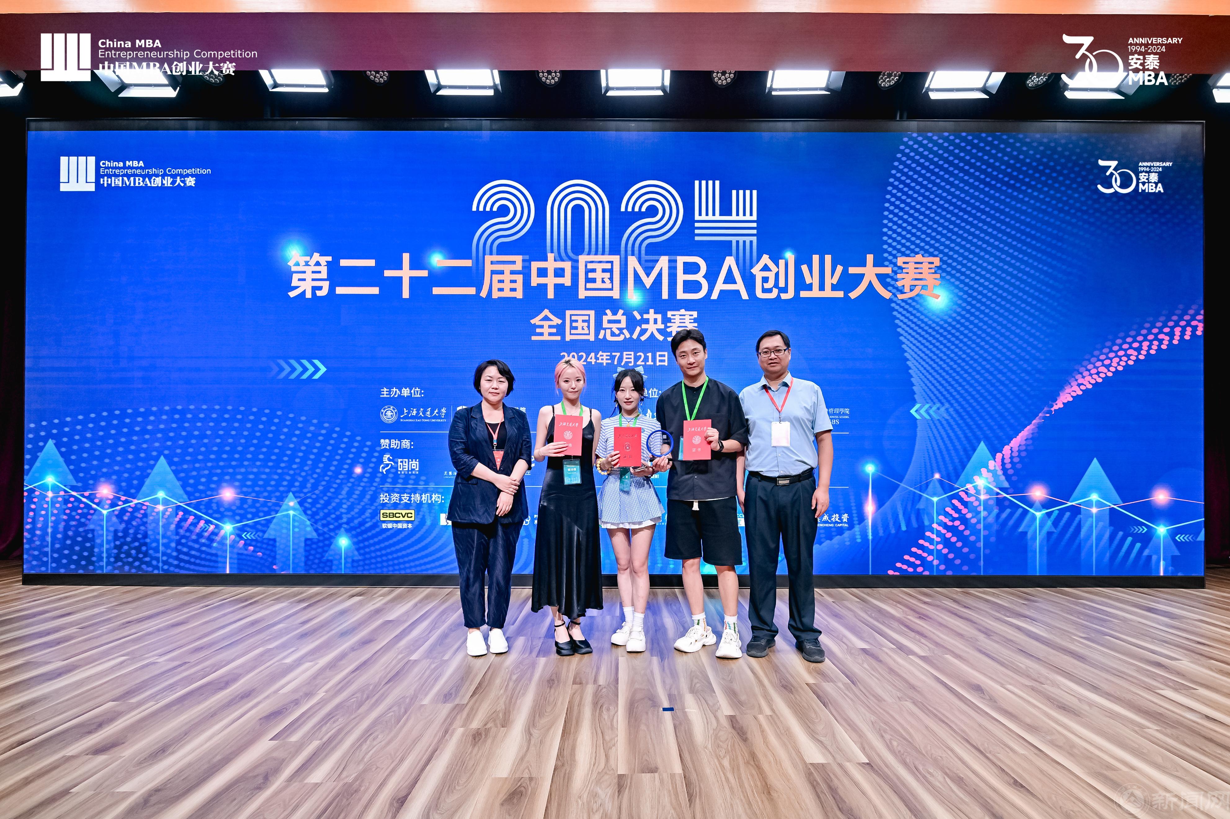 世界杯官网参赛师生团队合影.jpg