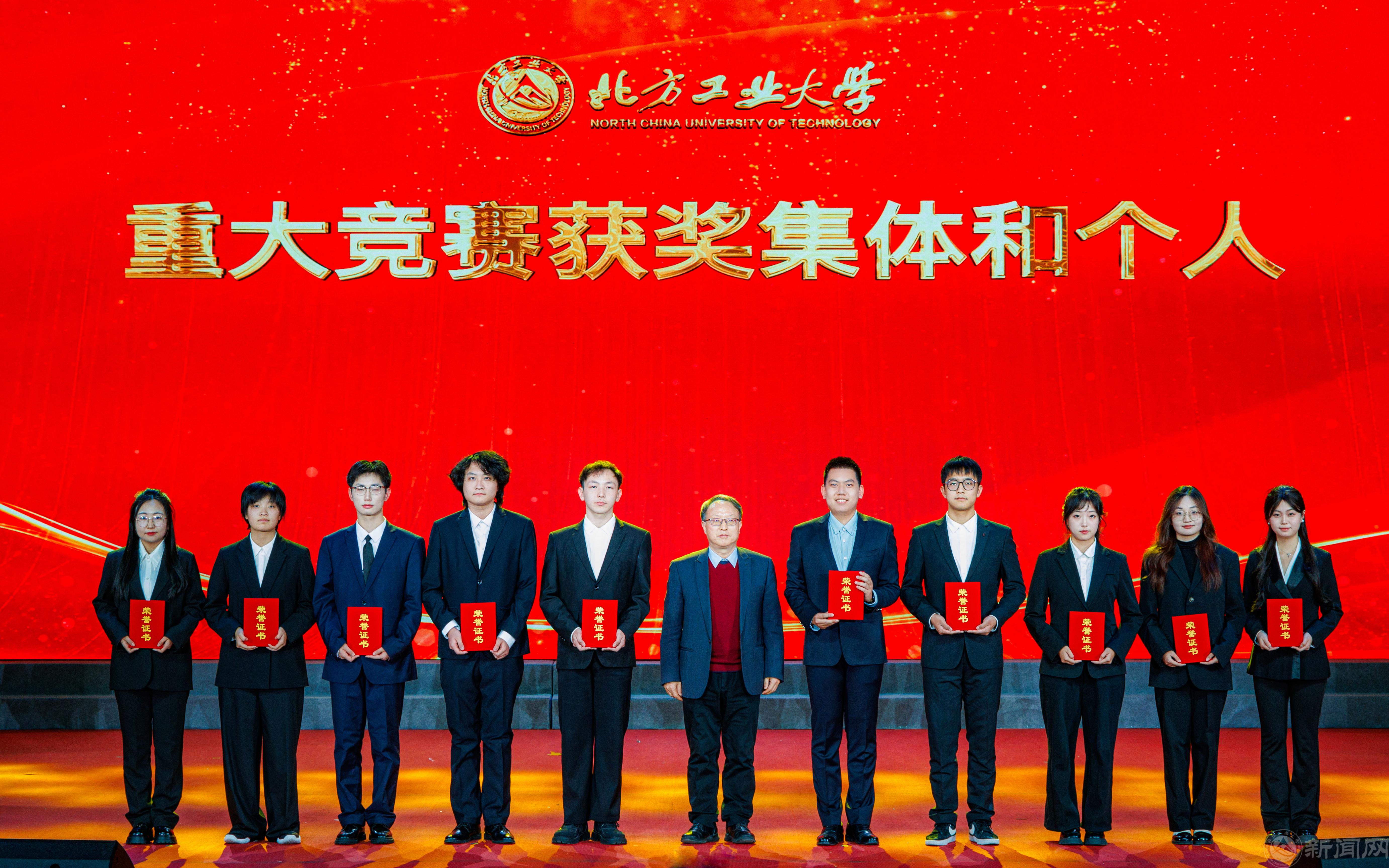 陈家庆颁奖.jpg 陈家庆颁奖.jpg