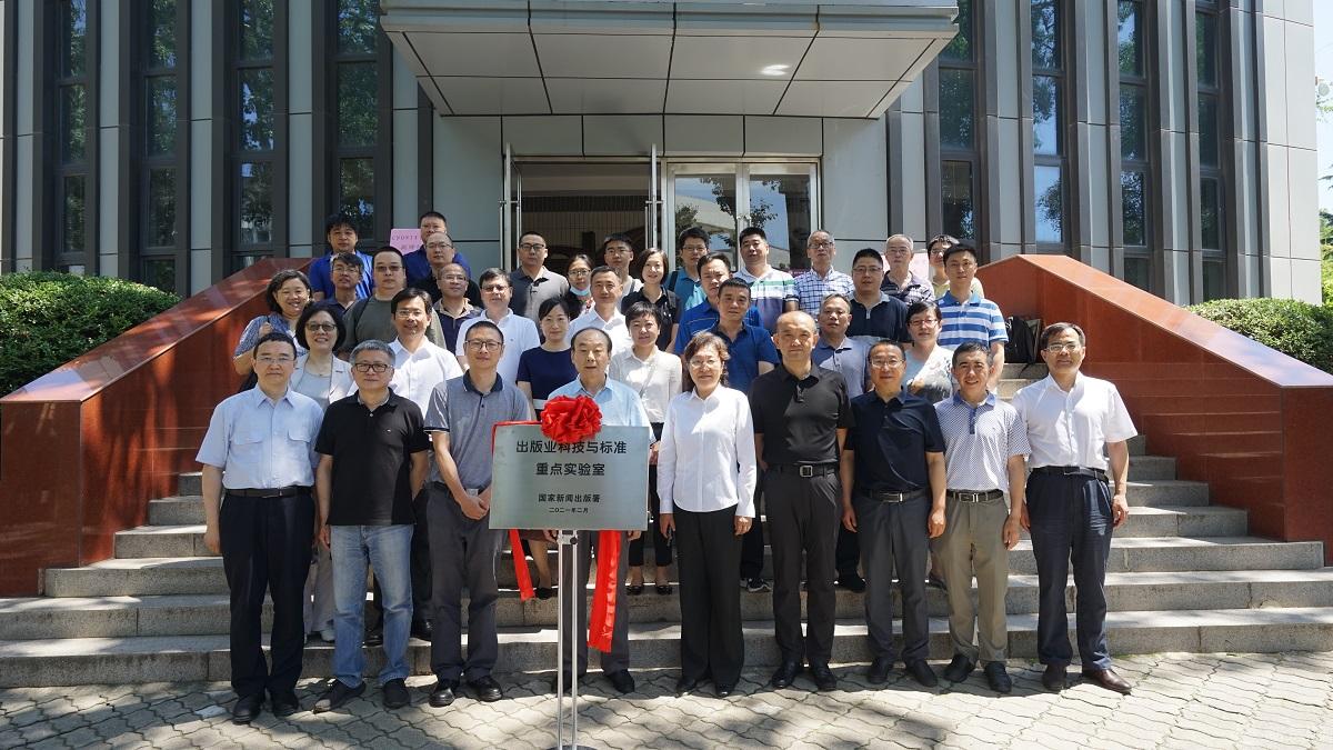 4-1 人员图 版权 全体合影.jpg