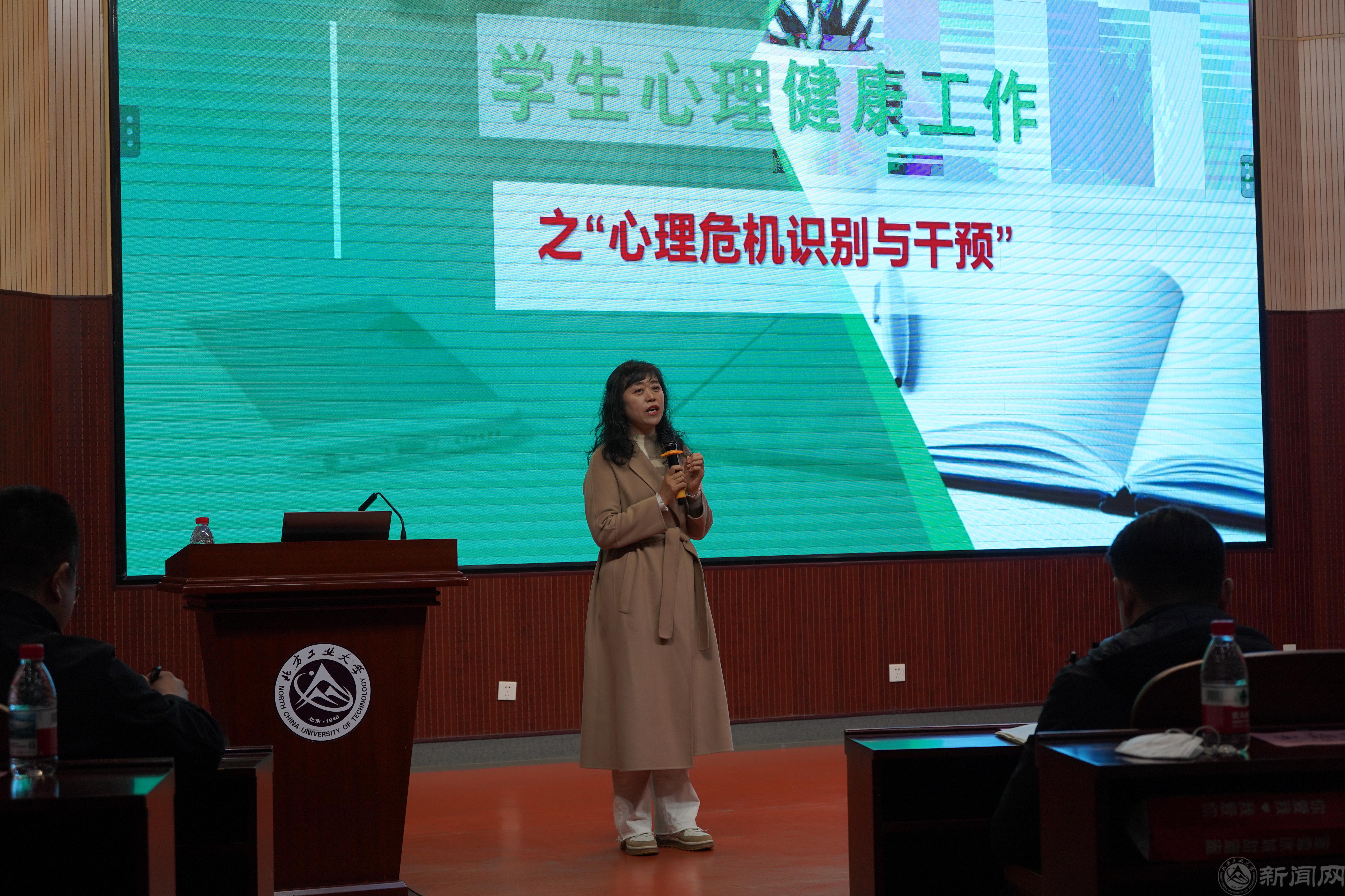 姚老师授课.JPG 姚老师授课.JPG
